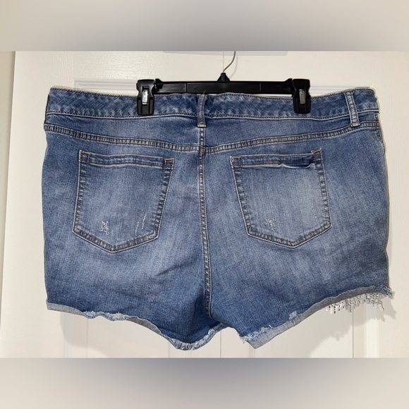 Torrid plus size distressed Jean Shorts with White Lace Trim. Size 22. GUC - Picture 3 of 11